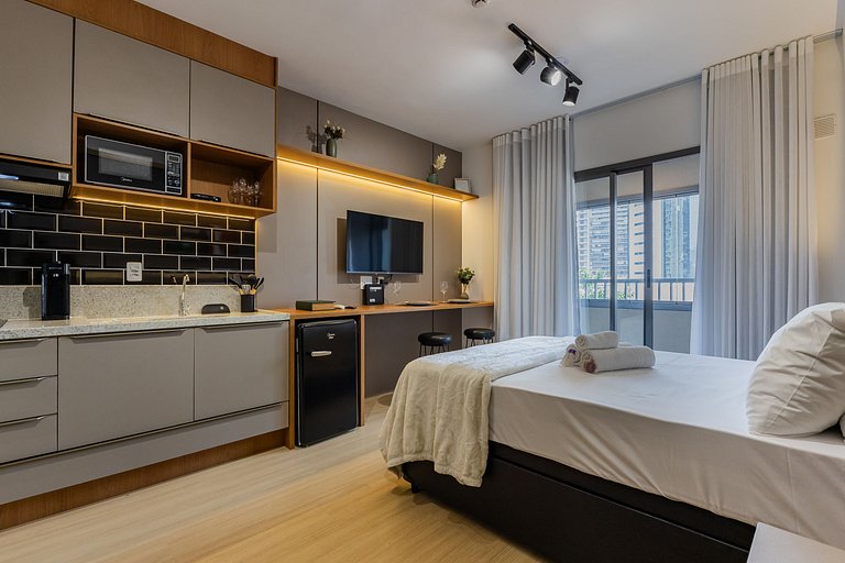 Belo studio com varanda no coração de Pinheiros