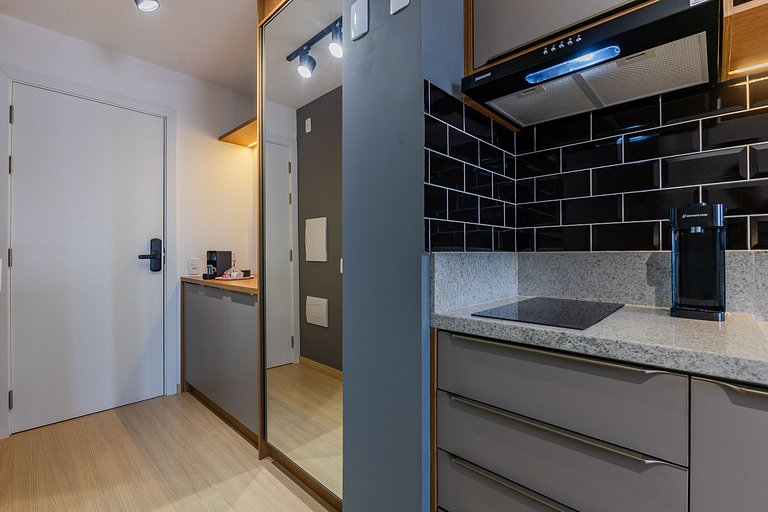 Belo studio com varanda no coração de Pinheiros