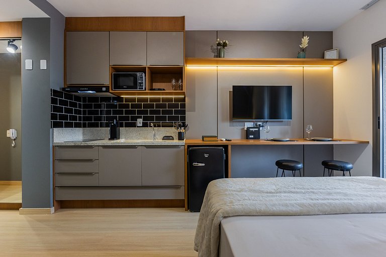 Belo studio com varanda no coração de Pinheiros