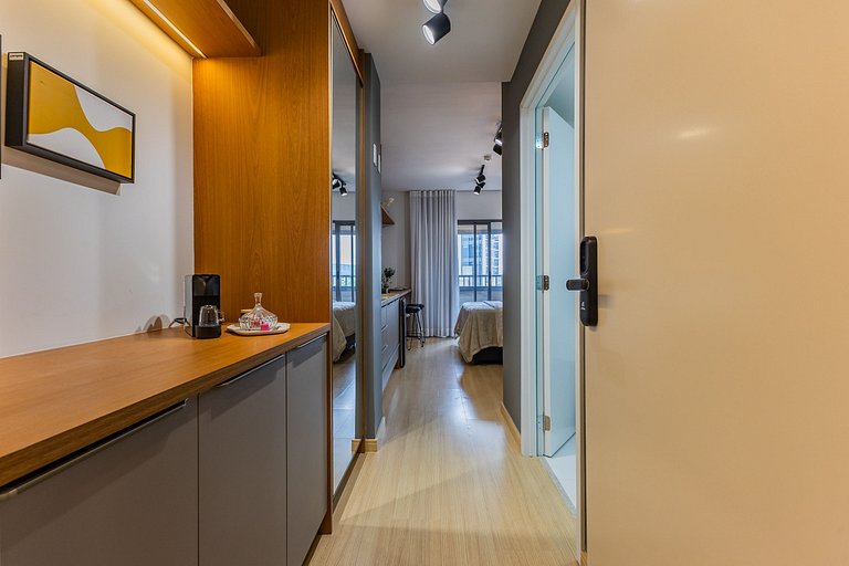 Belo studio com varanda no coração de Pinheiros