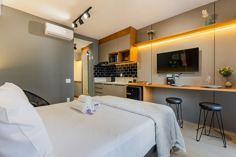 Belo studio com varanda no coração de Pinheiros