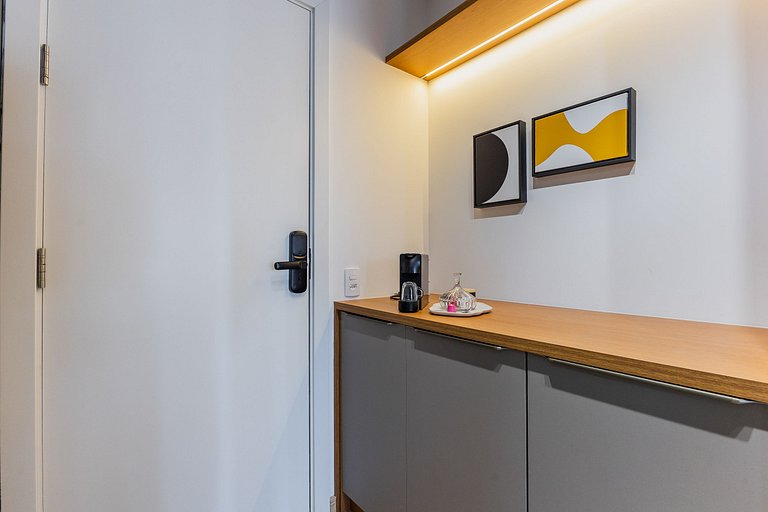 Belo studio com varanda no coração de Pinheiros