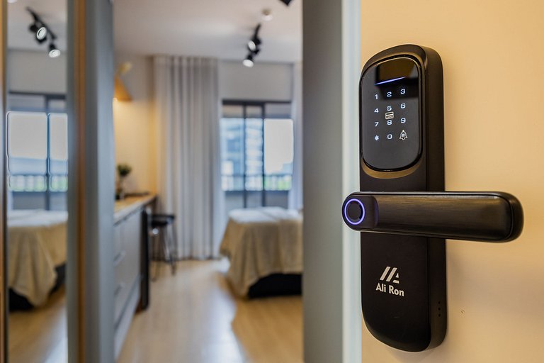 Belo studio com varanda no coração de Pinheiros