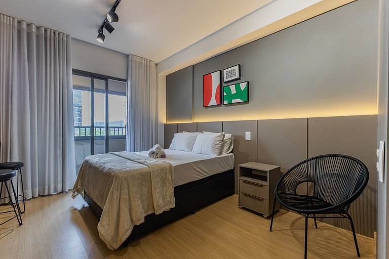 Belo studio com varanda no coração de Pinheiros