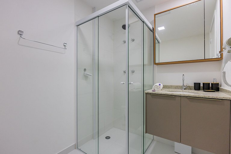 Belo studio com varanda no coração de Pinheiros