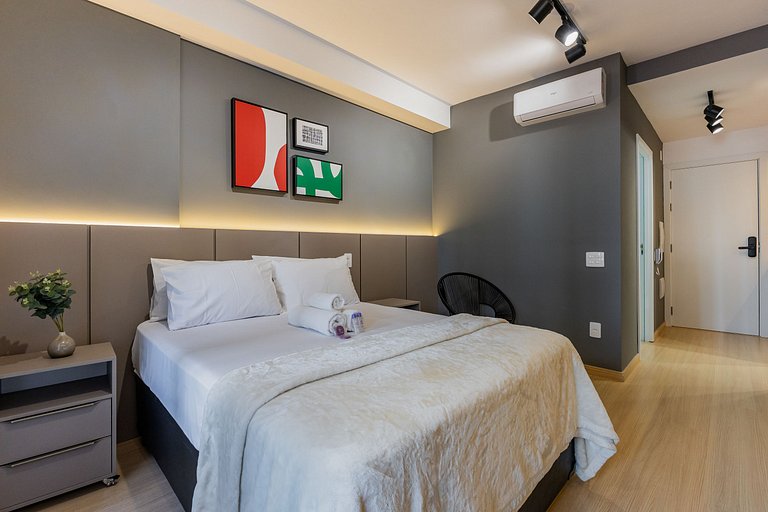 Belo studio com varanda no coração de Pinheiros