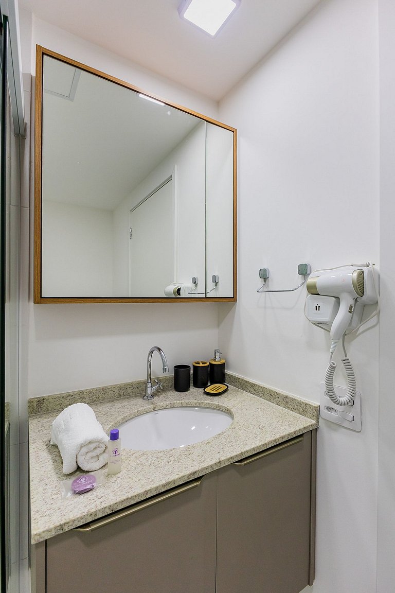 Belo studio com varanda no coração de Pinheiros