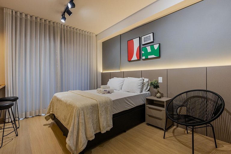 Belo studio com varanda no coração de Pinheiros