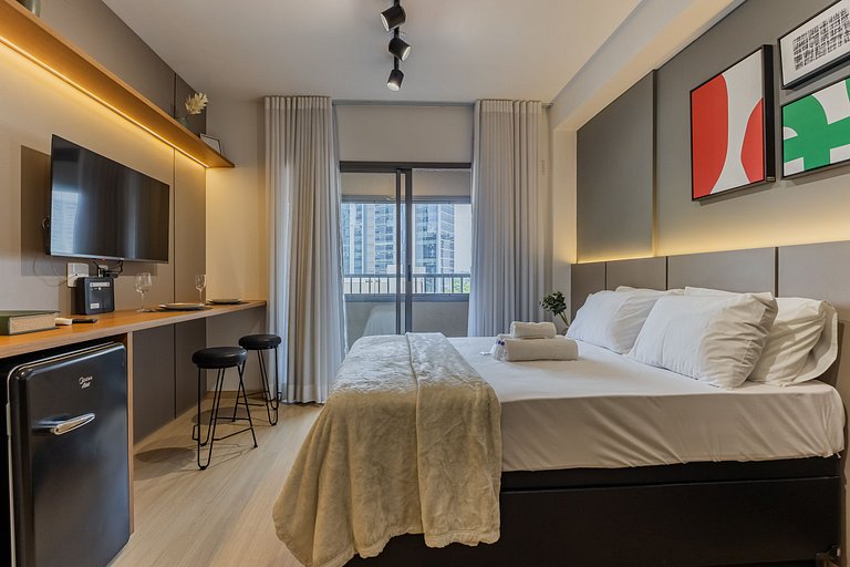 Belo studio com varanda no coração de Pinheiros