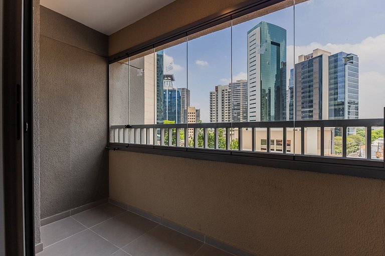 Belo studio com varanda no coração de Pinheiros