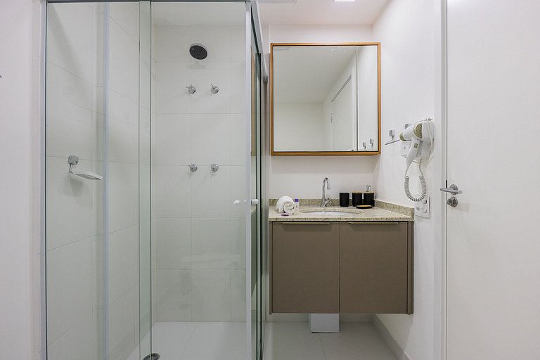 Belo studio com varanda no coração de Pinheiros