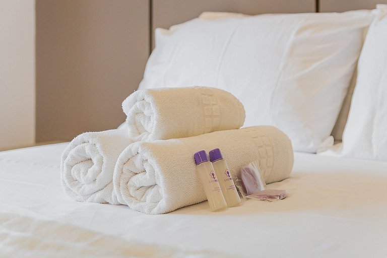 Belo studio com varanda no coração de Pinheiros