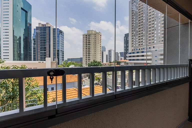 Belo studio com varanda no coração de Pinheiros