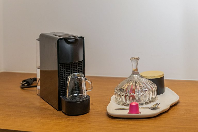 Belo studio com varanda no coração de Pinheiros