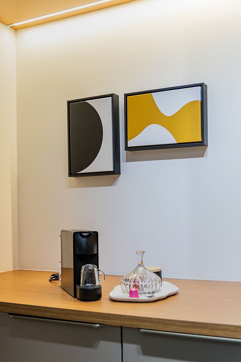 Belo studio com varanda no coração de Pinheiros