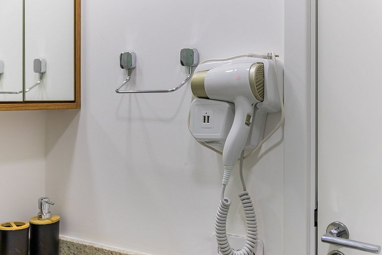 Belo studio com varanda no coração de Pinheiros