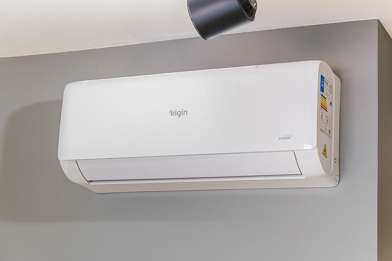 Belo studio com varanda no coração de Pinheiros