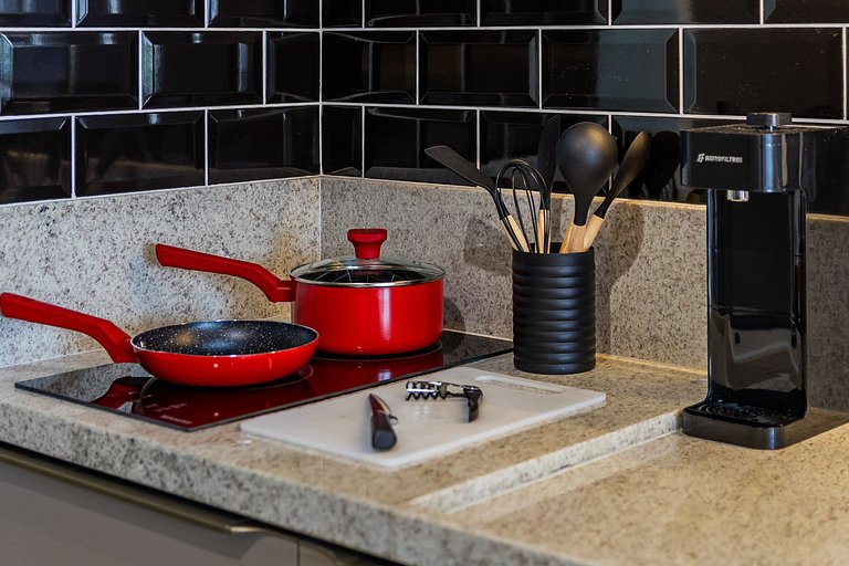 Belo studio com varanda no coração de Pinheiros