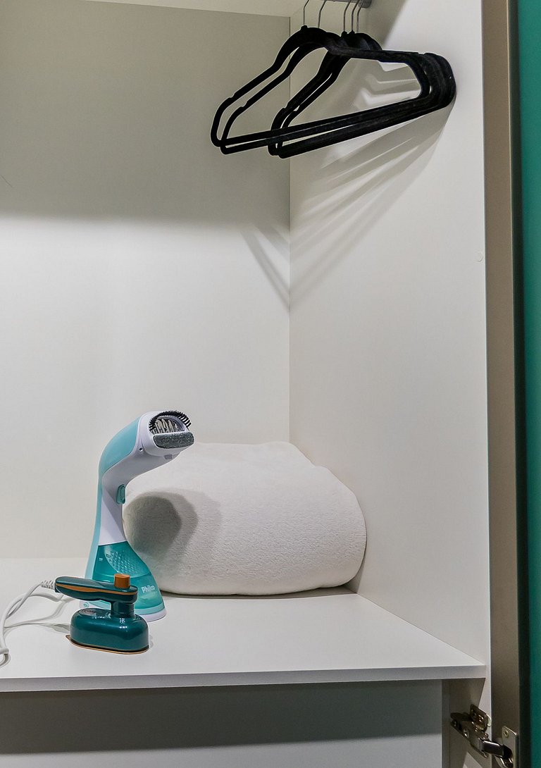 Belo studio com varanda no coração de Pinheiros