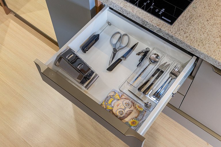 Belo studio com varanda no coração de Pinheiros