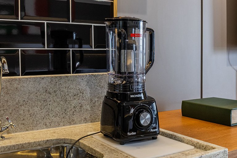 Belo studio com varanda no coração de Pinheiros