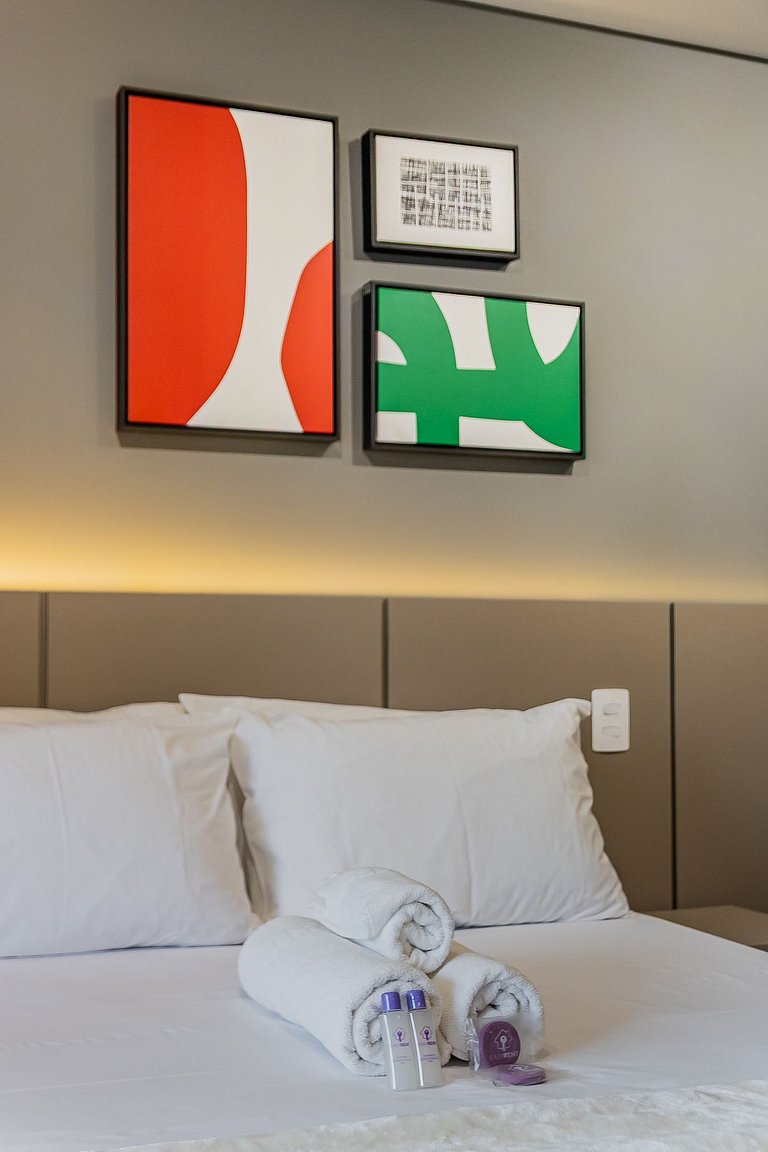 Belo studio com varanda no coração de Pinheiros