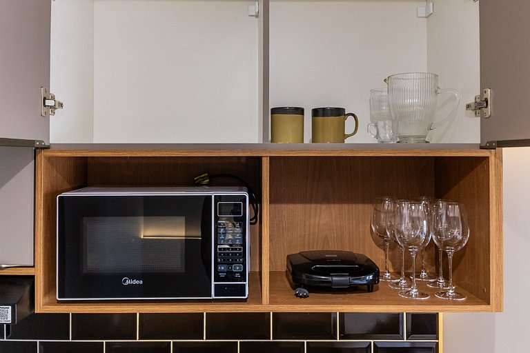 Belo studio com varanda no coração de Pinheiros