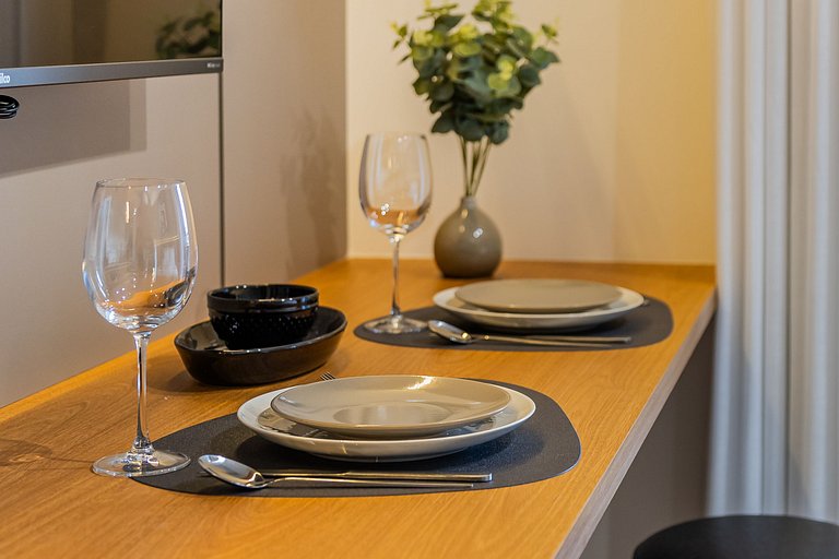 Belo studio com varanda no coração de Pinheiros