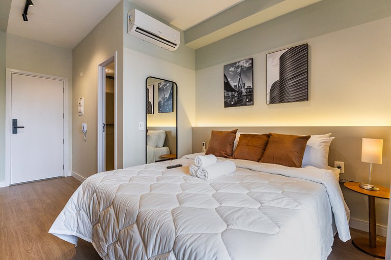 Belo studio C/varanda e cama queen no Brooklin