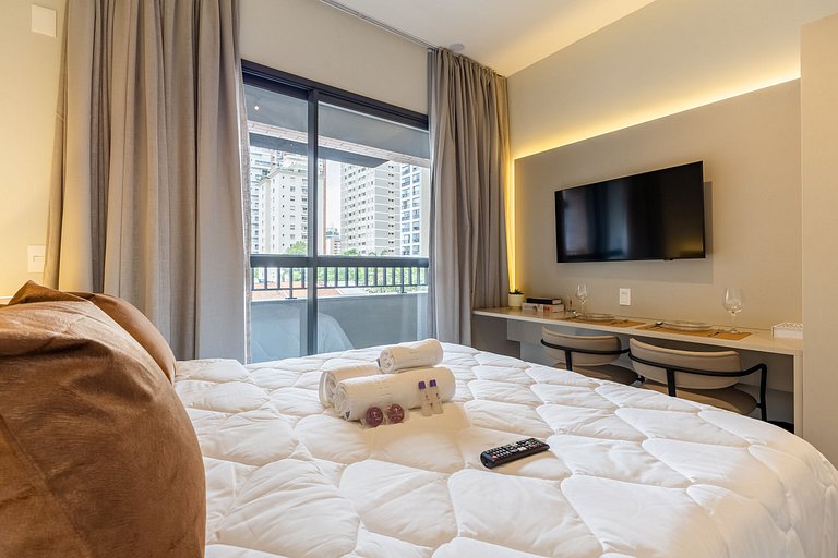 Belo studio C/varanda e cama queen no Brooklin