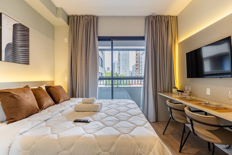 Belo studio C/varanda e cama queen no Brooklin