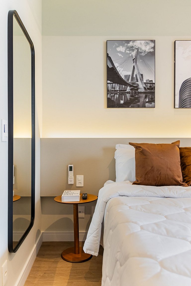 Belo studio C/varanda e cama queen no Brooklin