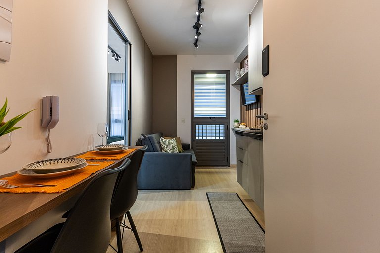 Charmoso studio com cama queen em Pinheiros