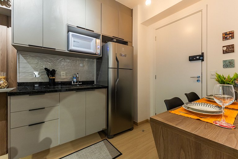 Charmoso studio com cama queen em Pinheiros
