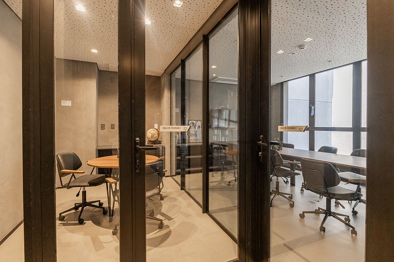 Belo studio com varanda na Alameda Itu