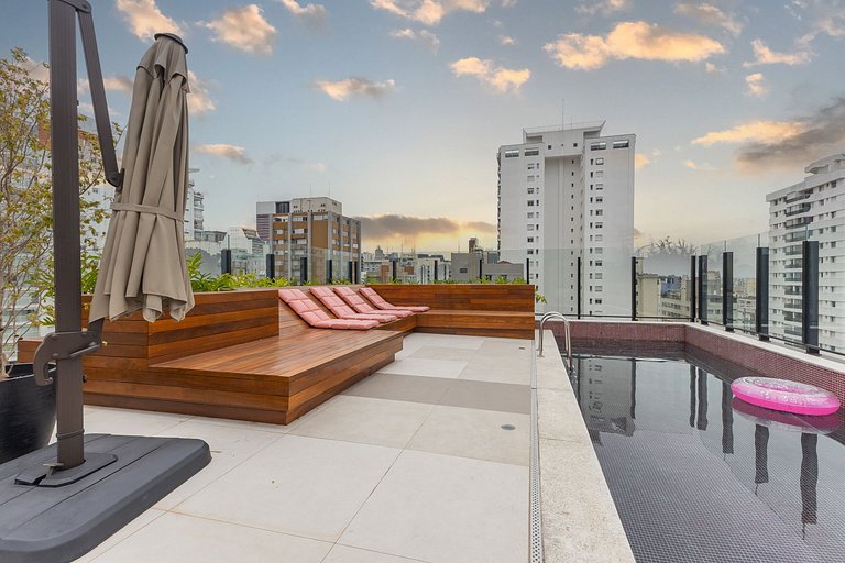 Belo studio com varanda na Alameda Itu