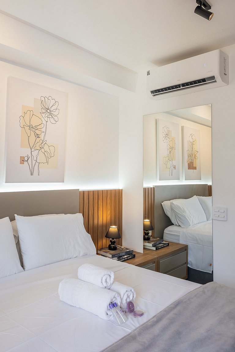 Studio C/ cama Queen na Faria Lima