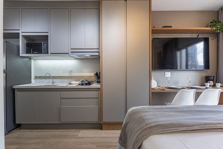 Studio C/ cama Queen na Faria Lima