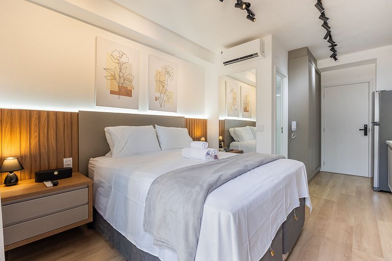 Studio C/ cama Queen na Faria Lima