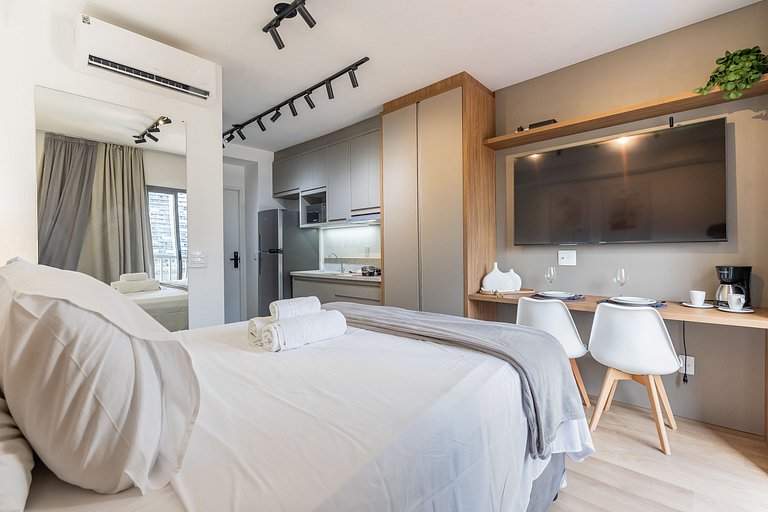 Studio C/ cama Queen na Faria Lima