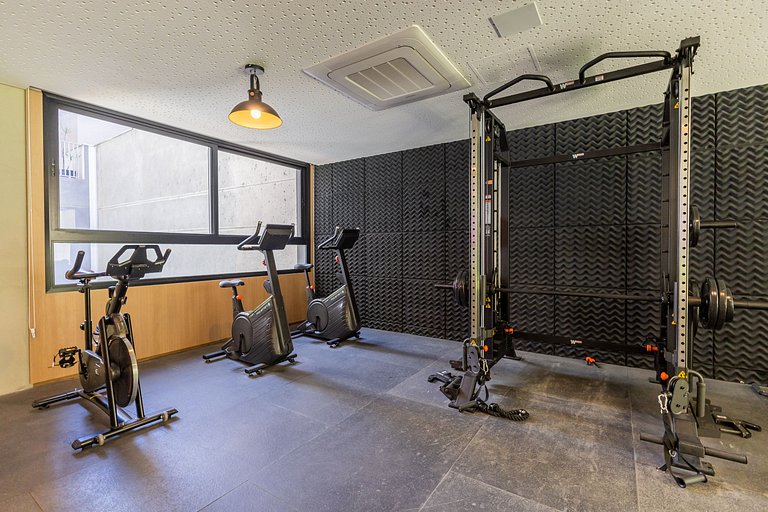 Belo studio com cama queen na rua Pamplona