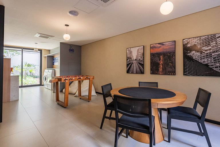 Belo studio com cama queen na rua Pamplona