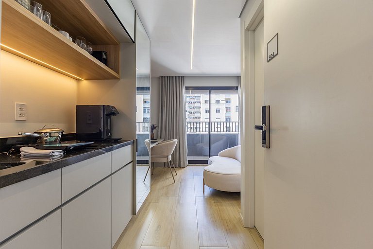 Belo studio com cama queen na rua Pamplona