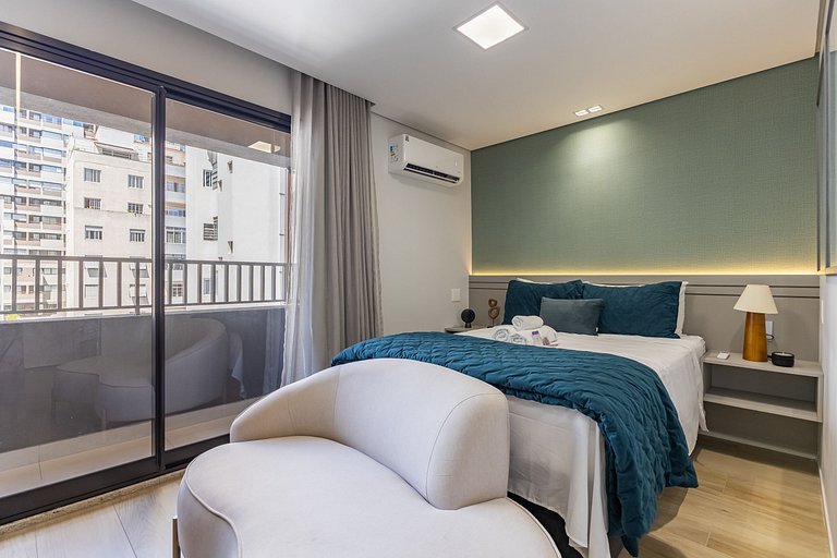 Belo studio com cama queen na rua Pamplona