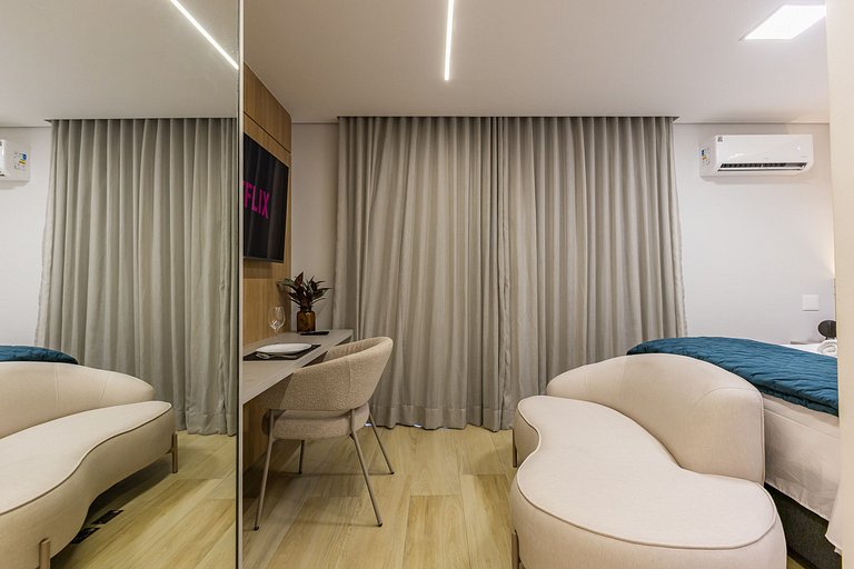 Belo studio com cama queen na rua Pamplona