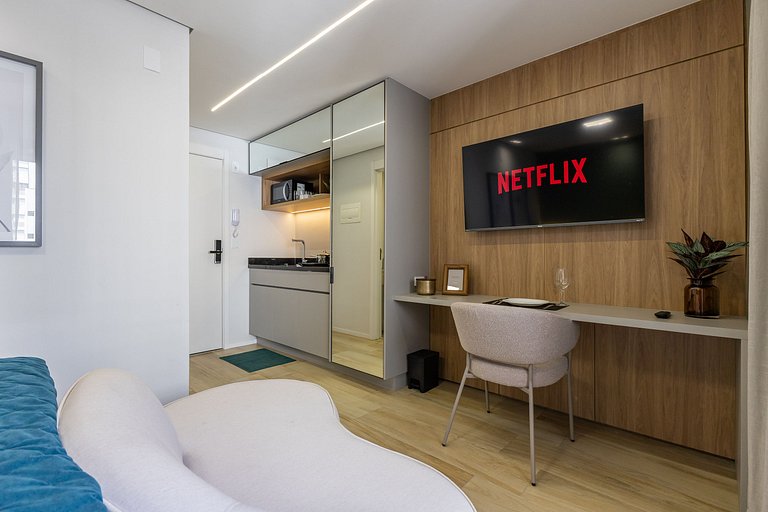 Belo studio com cama queen na rua Pamplona