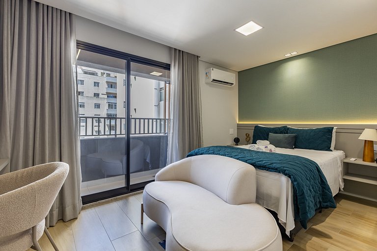 Belo studio com cama queen na rua Pamplona