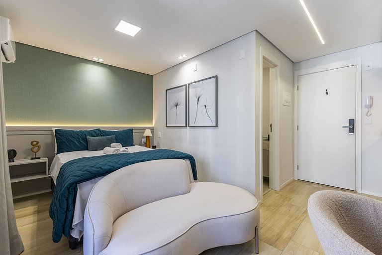 Belo studio com cama queen na rua Pamplona