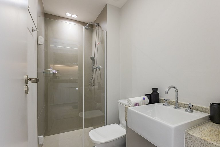 Belo studio com cama queen na rua Pamplona