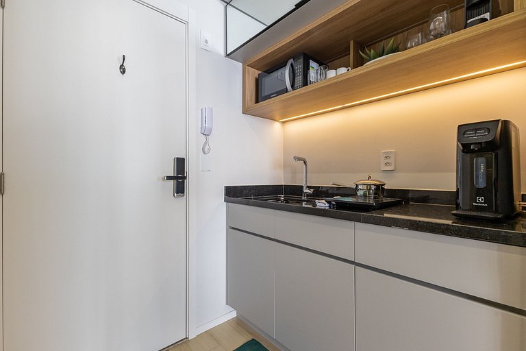 Belo studio com cama queen na rua Pamplona